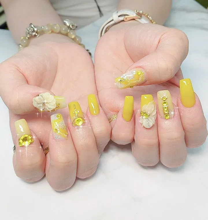 Nail vàng tài lộc mệnh Thổ