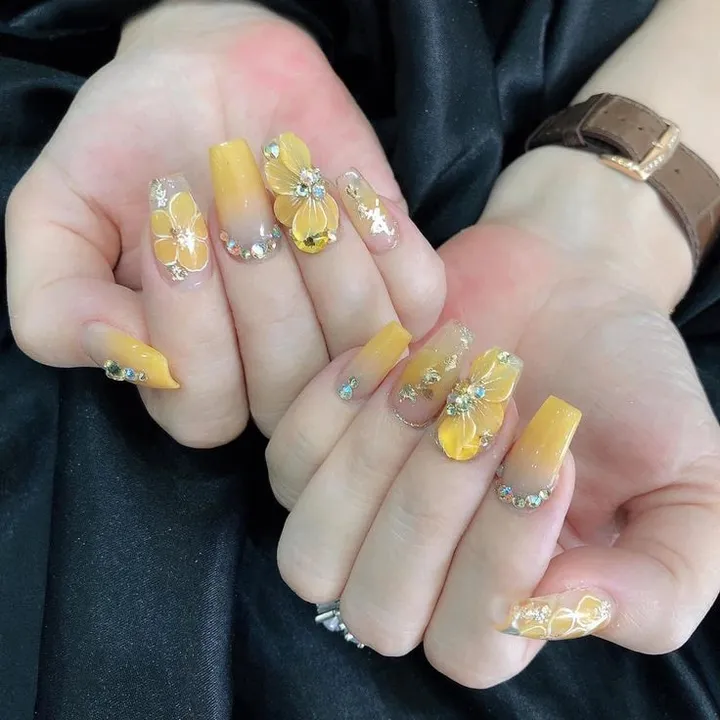 Mẫu nail màu vàng mệnh Thổ