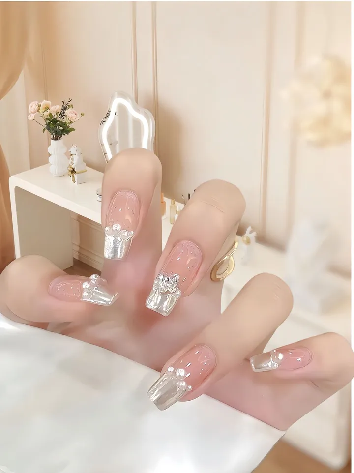 Thiết kế nail đơn giản trong suốt 