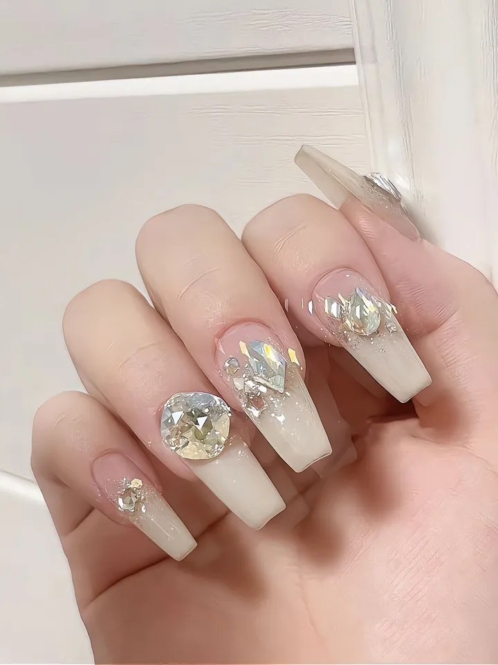 Kiểu nail đơn giản trong suốt