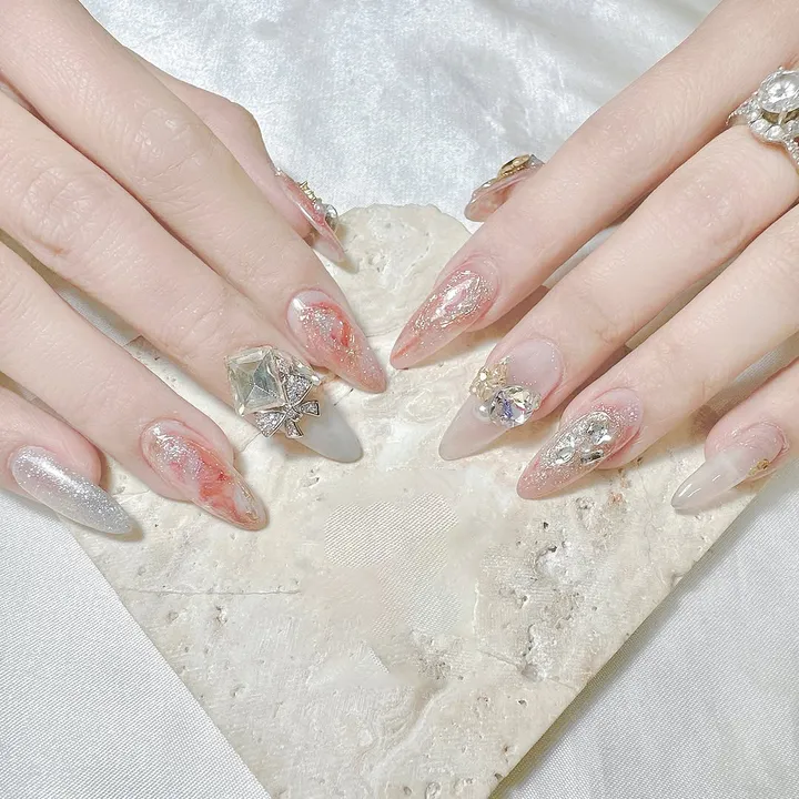 Mẫu nail nhũ hot trend