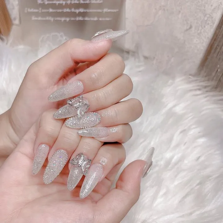 Nail nhũ lấp lánh dự tiệc