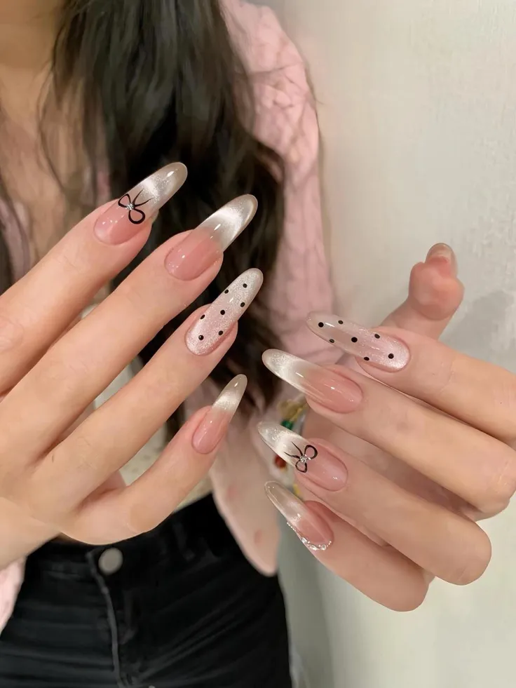 Mẫu nail đơn giản mắt mèo lấp lánh