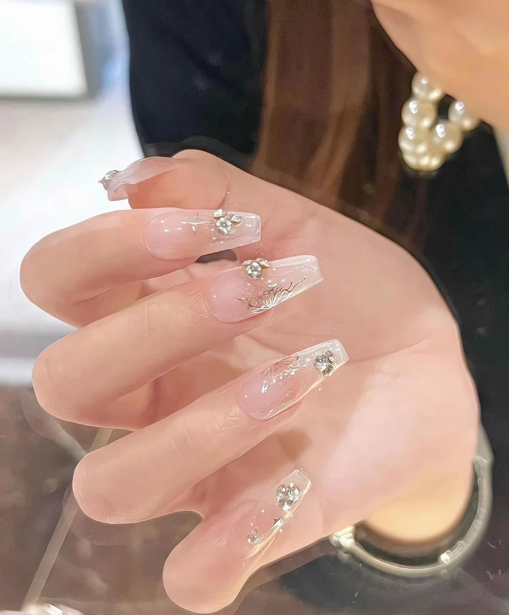 Nail tay xinh với họa tiết đơn giản