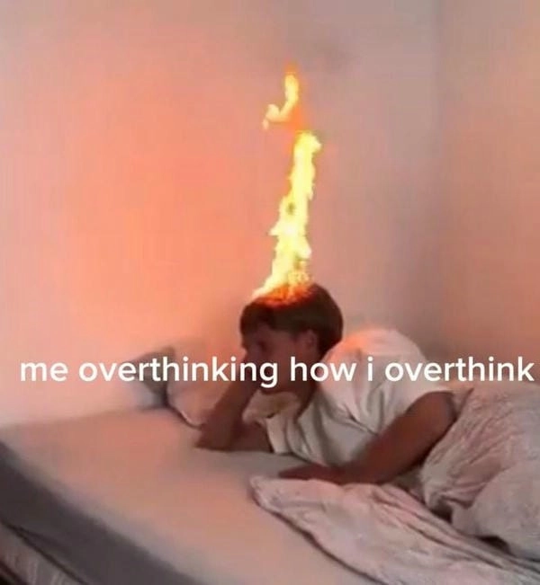 ảnh meme overthinking cháy đầu