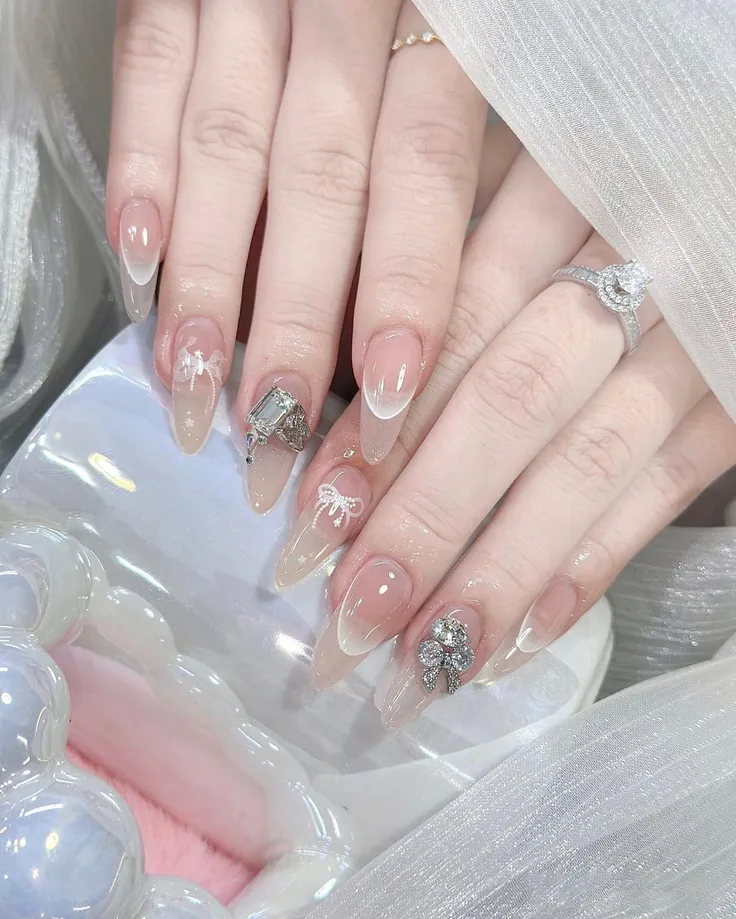 Mẫu nail đẹp tôn da đính đá