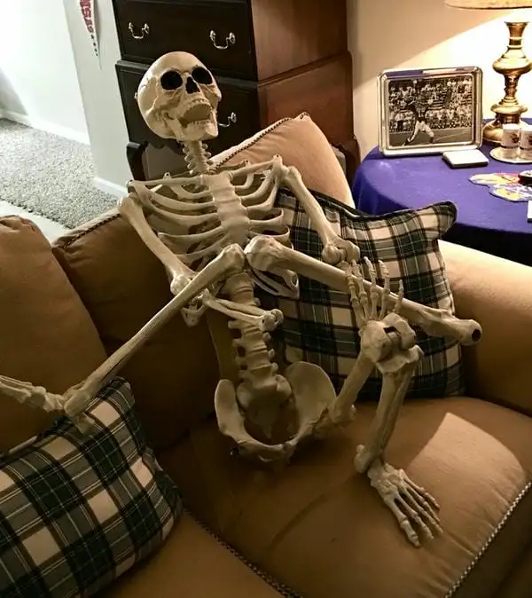 meme skeleton nghỉ ngơi