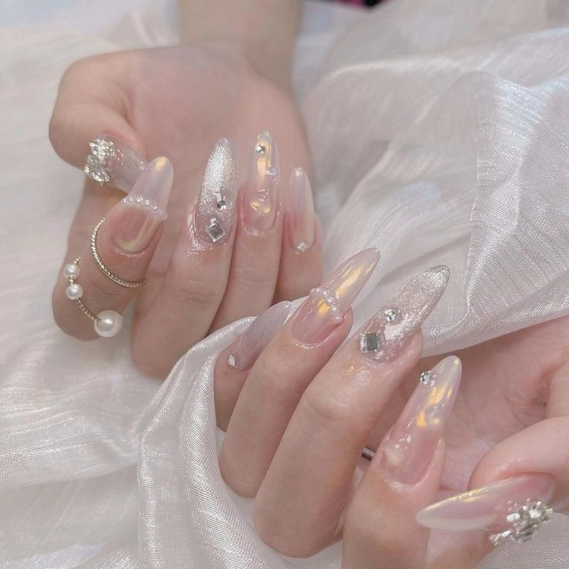 mẫu nail chụp kỷ yếu cá tính
