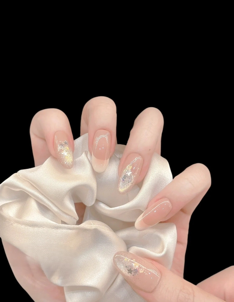 nail kỷ yếu nữ tính và trẻ trung