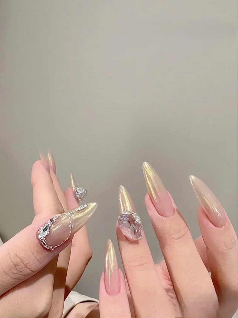 mẫu nail tráng gương ngọc trai nổi bật