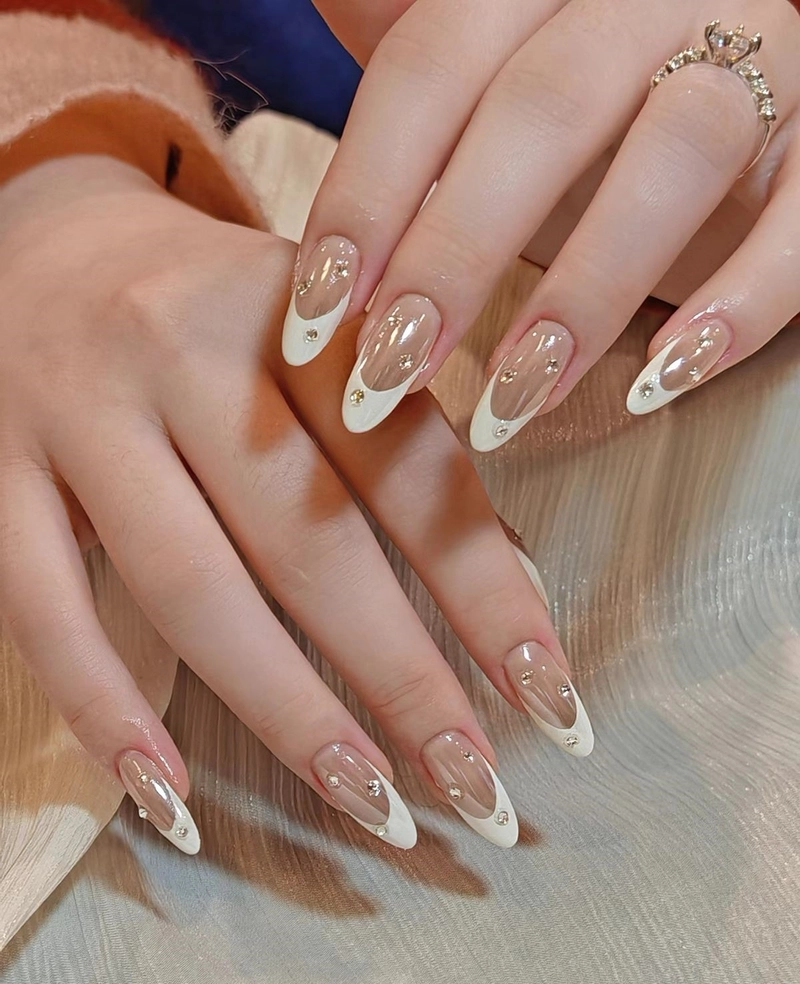 nail tráng gương ngọc trai đính đá tinh tế