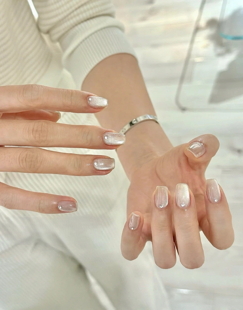 màu hồng nail tráng gương ngọc trai thanh thoát