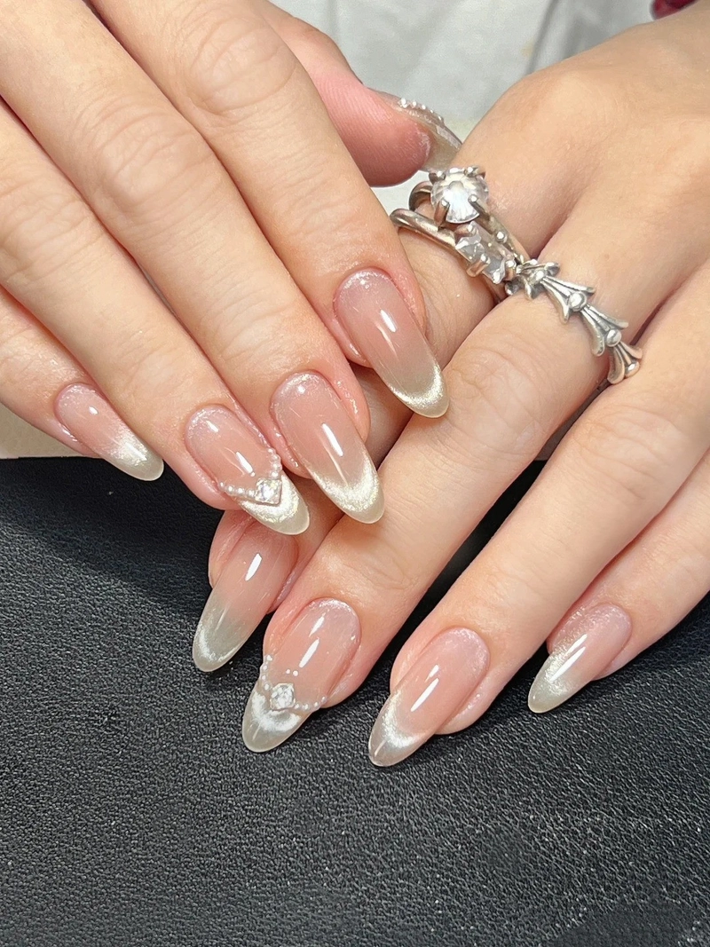 mẫu nail tráng gương ngọc trai cá tính
