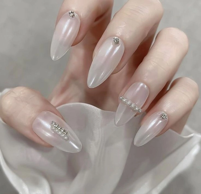 nail tráng gương ngọc trai đính đá lấp lánh