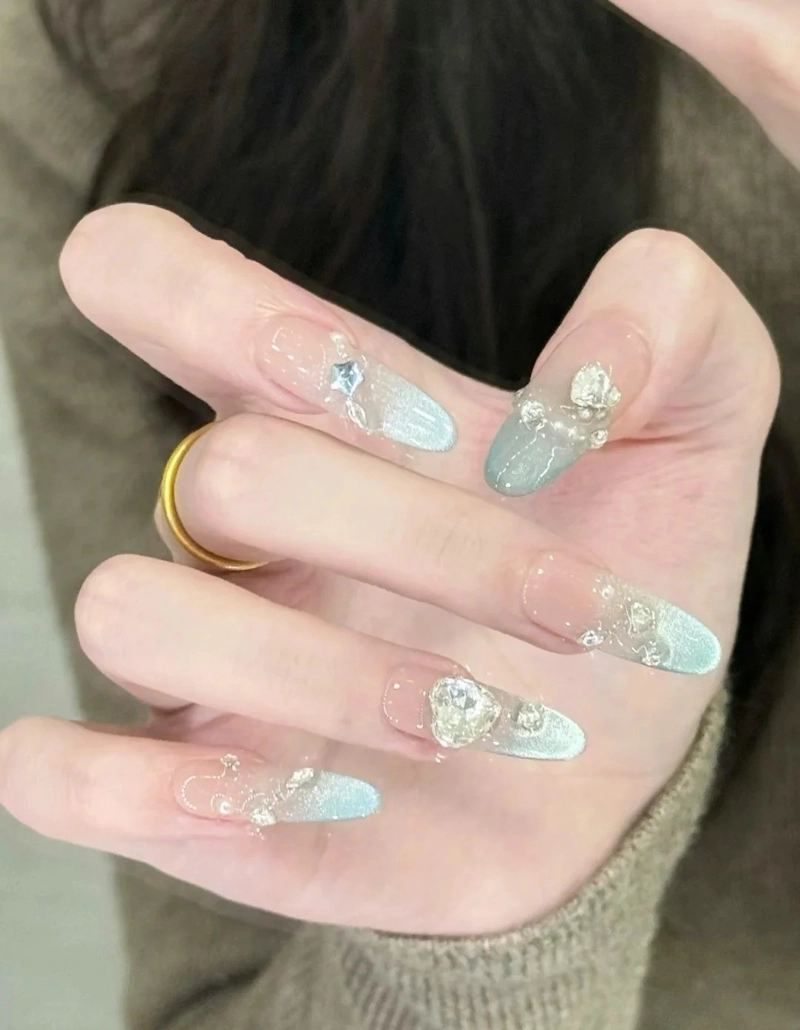 nail màu xanh dương nhạt vẽ hoa văn