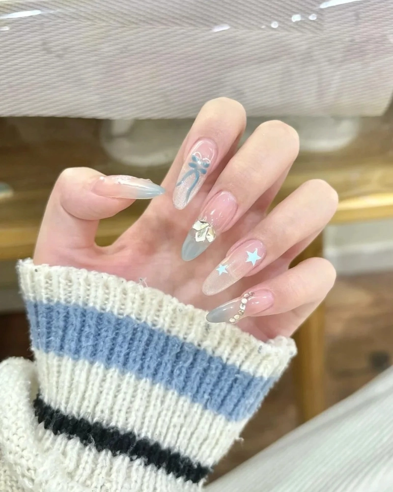 nail màu xanh dương nhạt vẽ nhẹ nhàng