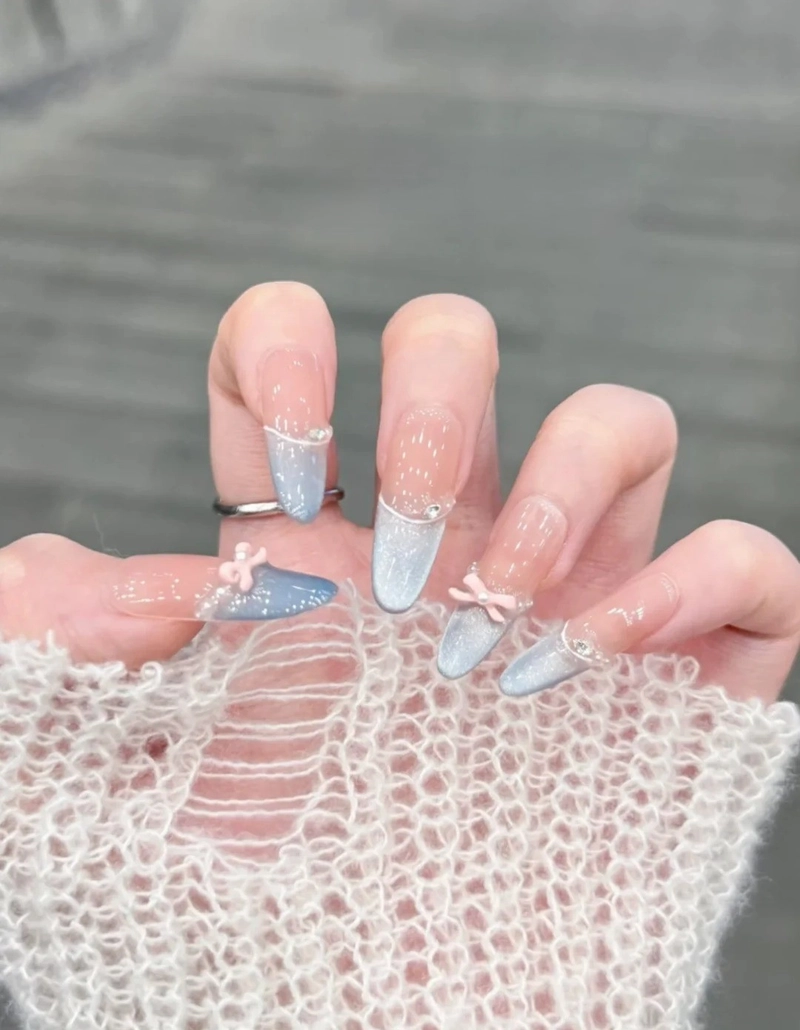 nail màu xanh dương đậm ấn tượng