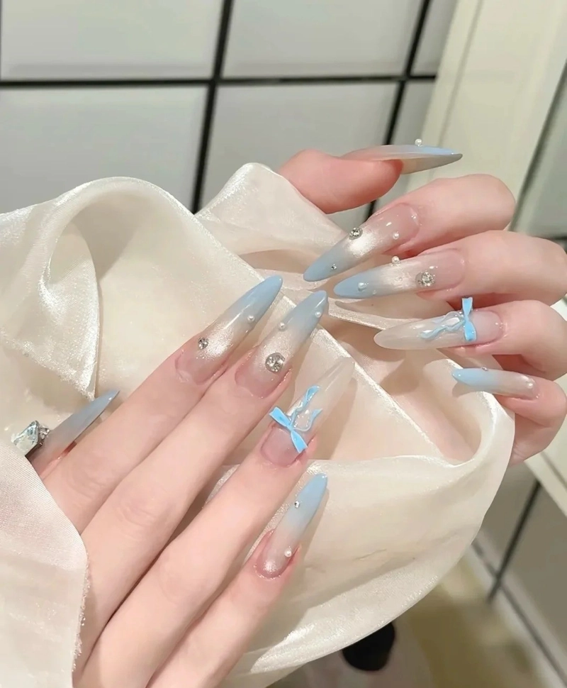 nail màu xanh dương pastel dịu dàng