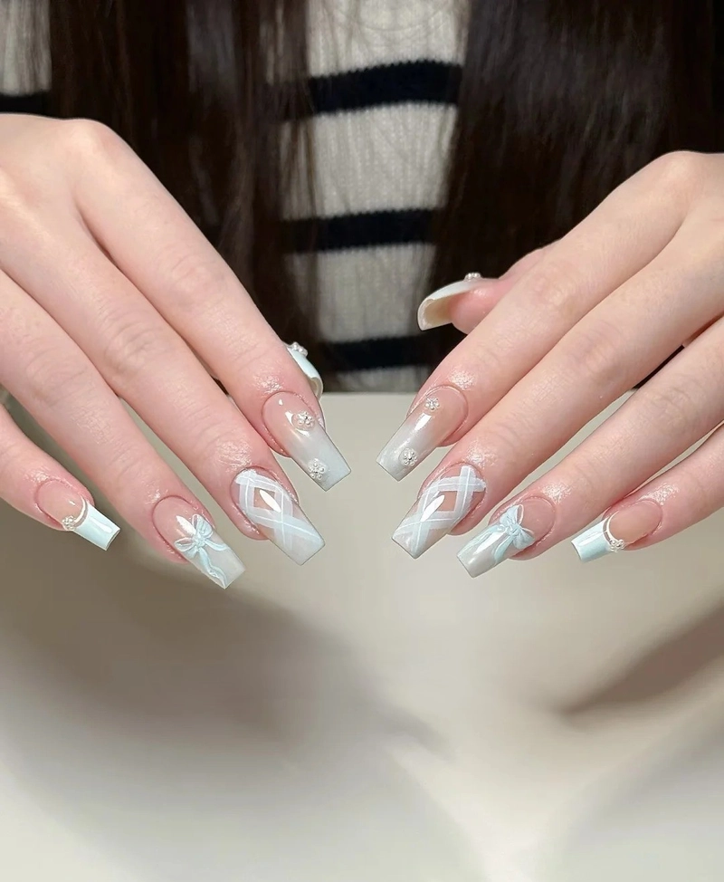 nail màu xanh dương pastel tươi sáng