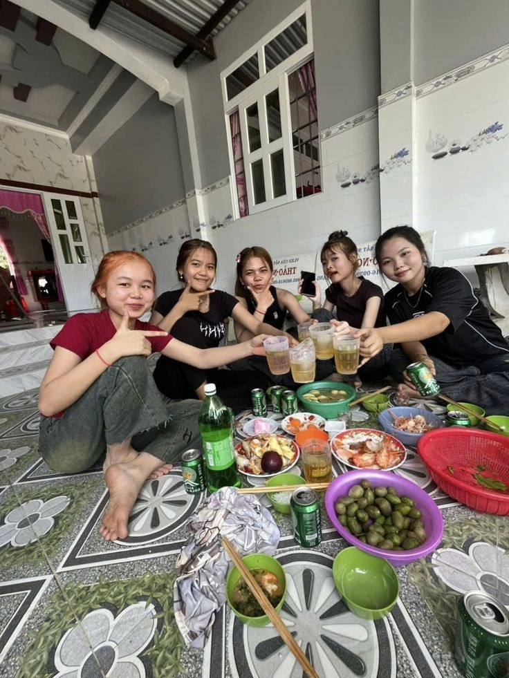 hình ảnh đi nhậu cùng bạn bè đông vui 