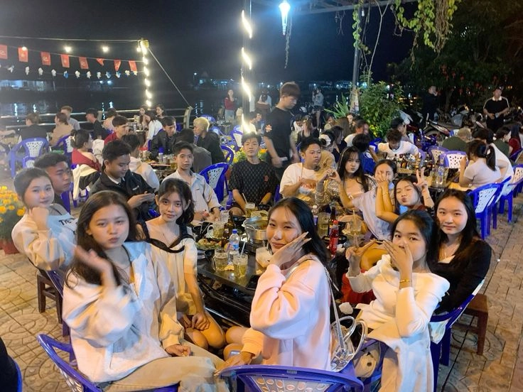 ảnh đi nhậu ở nhà hàng 
