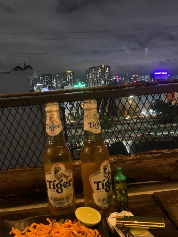 ảnh nhậu 2 người trên sân thượng 