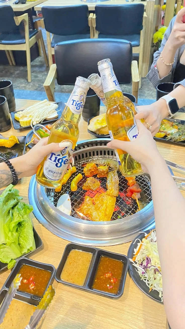 ảnh đi nhậu cùng bạn bè trong nhà 