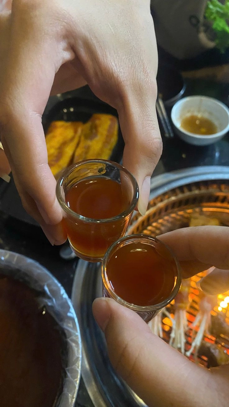 hình ảnh đi nhậu ban đêm tại quán 