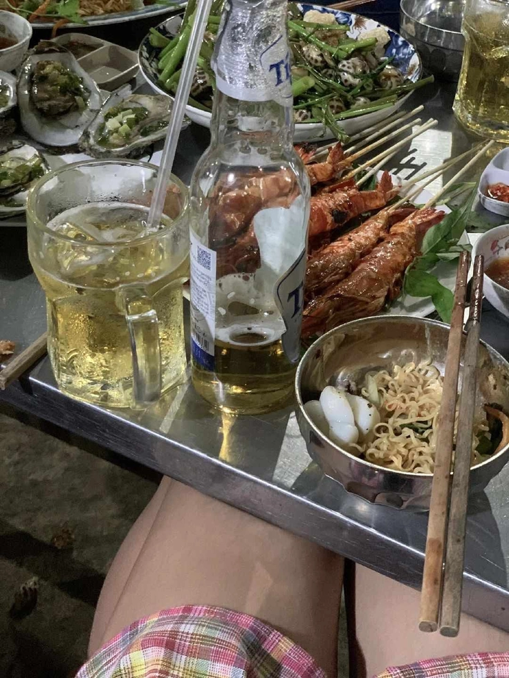 ảnh đi nhậu cùng bạn bè trò chuyện 
