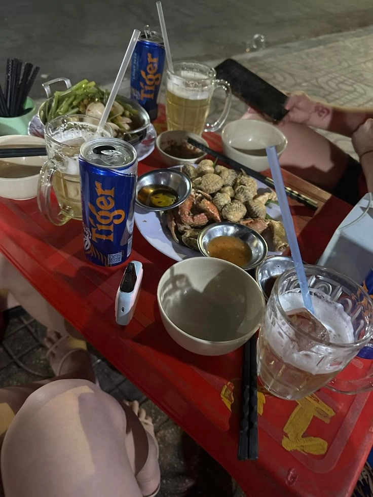 hình ảnh đi nhậu cùng bạn bè cười nói 