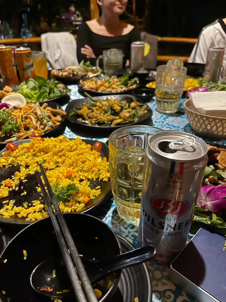 ảnh ngồi nhậu với bàn đầy mồi 