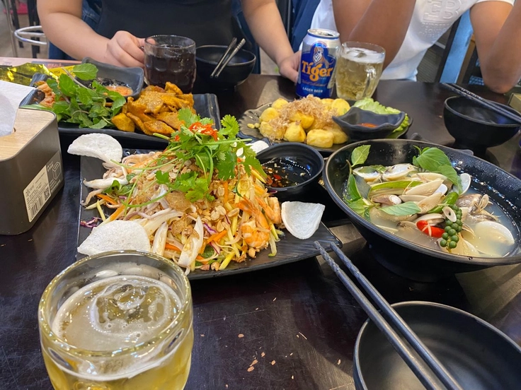 ảnh ăn nhậu tại nhà với bạn bè 