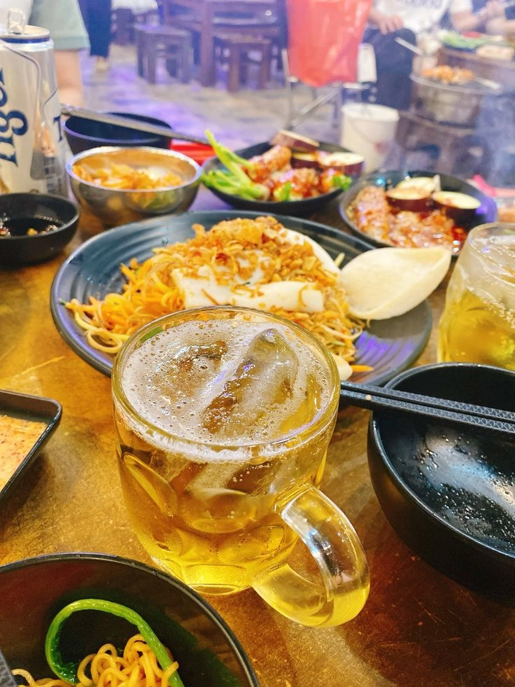 ảnh đi nhậu cùng bạn bè uống bia 