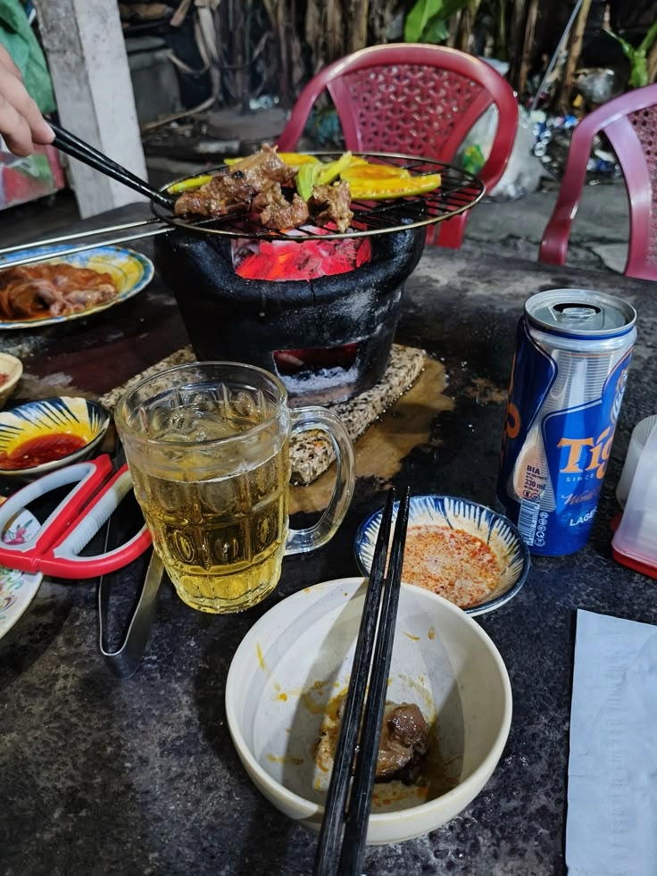 ảnh nhậu ở quán với bạn thân 