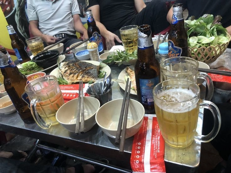 góc ảnh ngồi nhậu trong phòng 