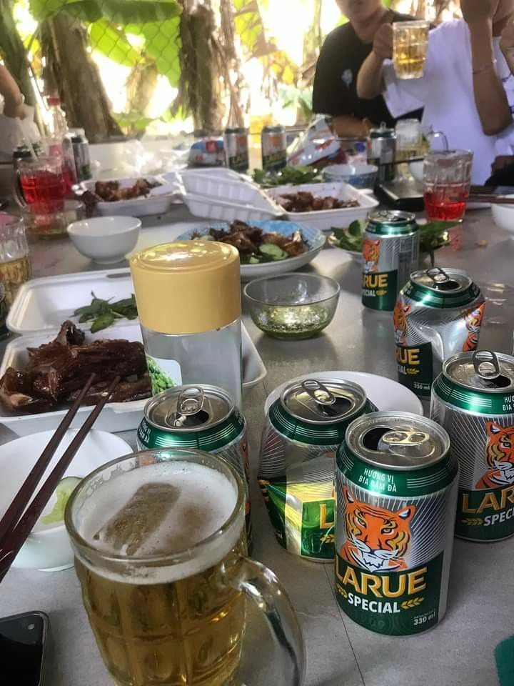 ảnh đi nhậu với bạn thân 