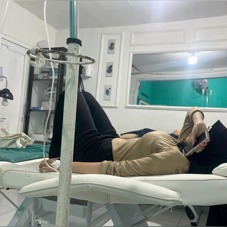 ảnh truyền nước tự chụp trong bệnh viện 