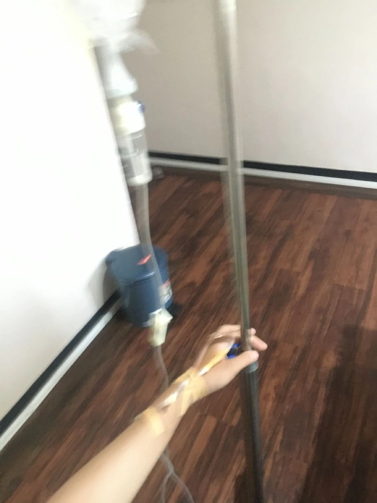 ảnh truyền nước tự chụp tay trái 