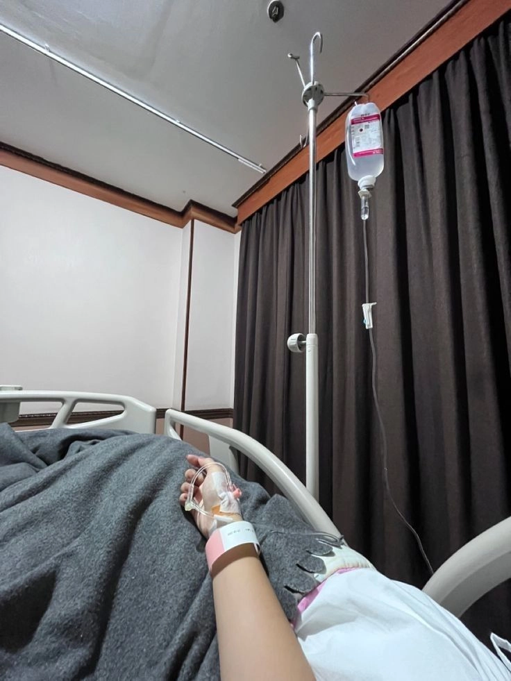 ảnh truyền nước tự chụp tay phải 