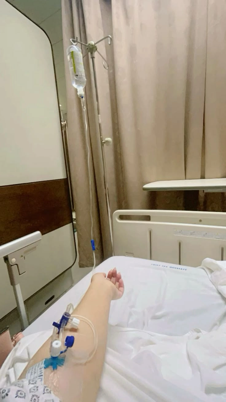 ảnh truyền nước tự chụp với kim tiêm 