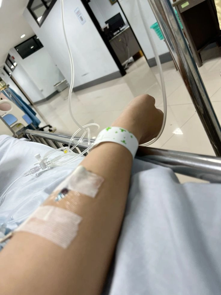 ảnh truyền nước tự chụp đang truyền 