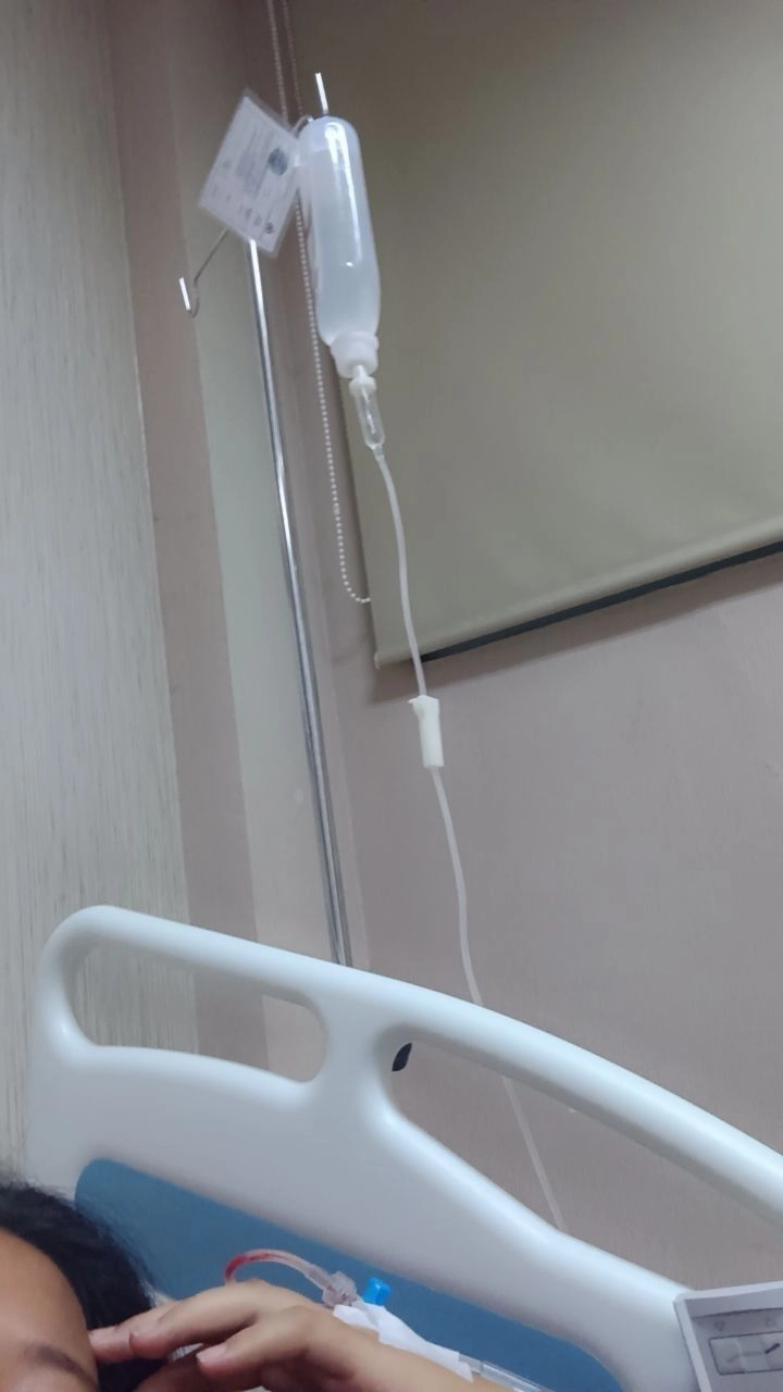 ảnh truyền nước tự chụp vì quá chán 