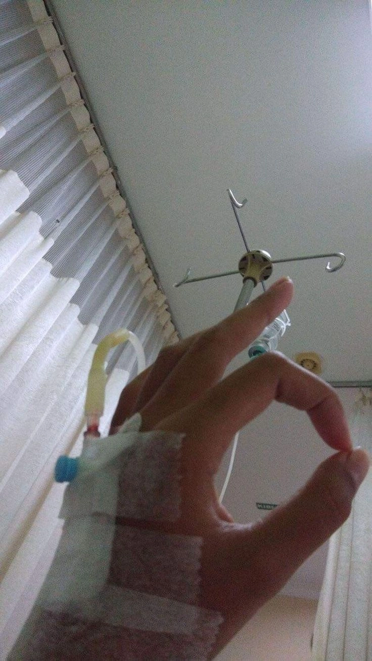ảnh truyền nước tự chụp để nhắn gửi ai đó 