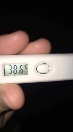 hình ảnh cây đo nhiệt độ sốt 39 độ cầm tay 