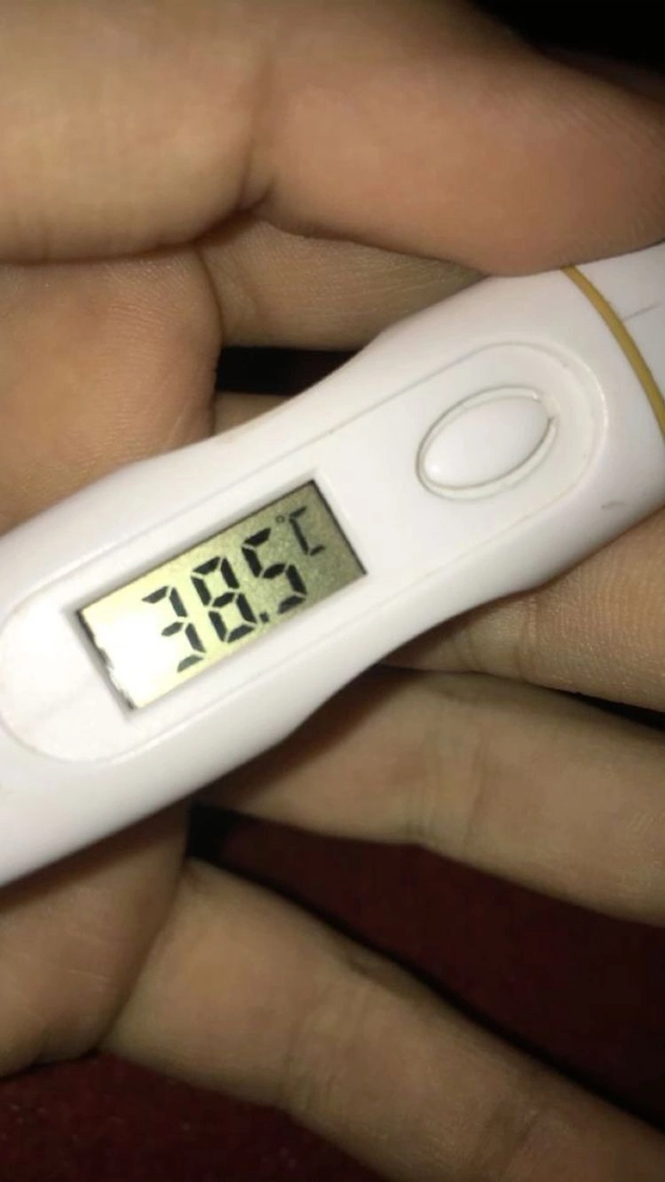 hình ảnh nhiệt kế sốt 39 độ tự chụp ban đêm 