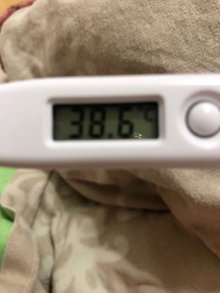 ảnh nhiệt kế bị sốt 39 độ phòng ngủ 