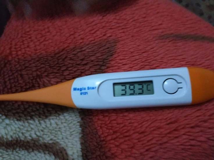 ảnh nhiệt kế sốt cao 39 độ ban đêm 