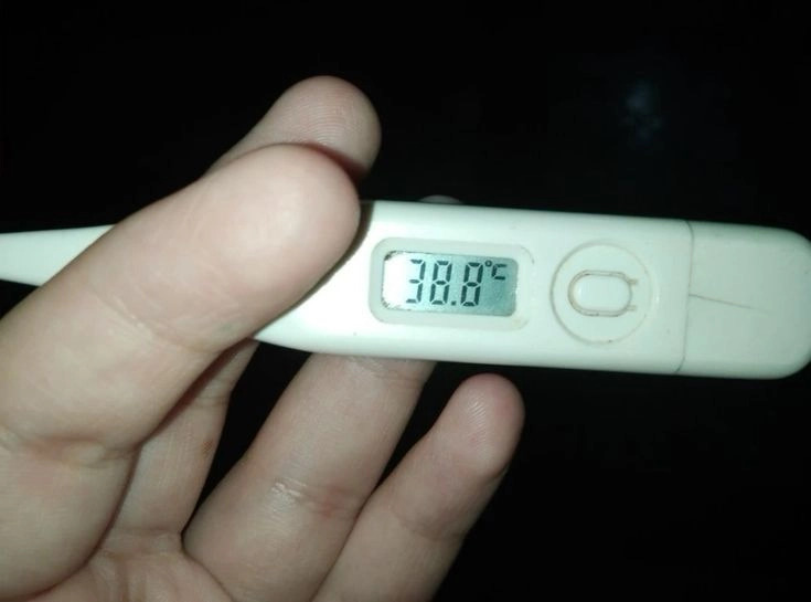 hình ảnh nhiệt kế sốt 39 độ tự chụp tại nhà 