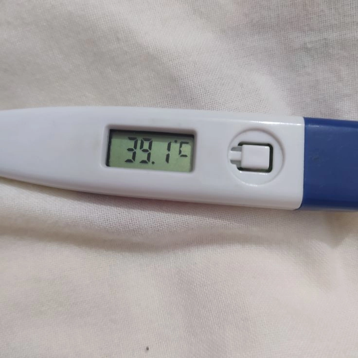 ảnh đo nhiệt độ sốt 39 độ khi ngủ 