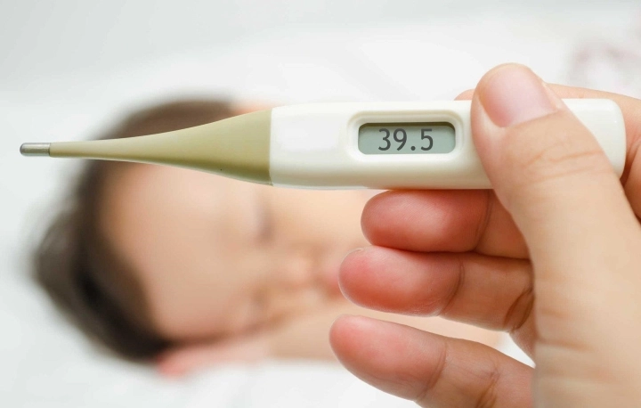 ảnh cặp nhiệt độ sốt 39 độ tự đo 